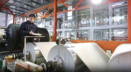 無溶劑聚氨酯復(fù)合材料生產(chǎn)線。肥西縣委宣傳部供圖